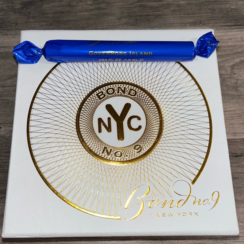 Bond No. 9 New York White and Gold Box with Blue Accent